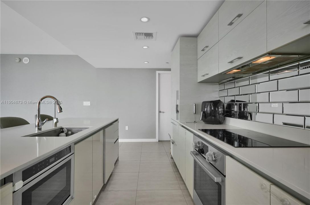 Recently Rented: $6,000 (3 beds, 2 baths, 1281 Square Feet)