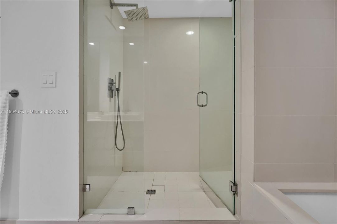 Recently Rented: $6,000 (3 beds, 2 baths, 1281 Square Feet)