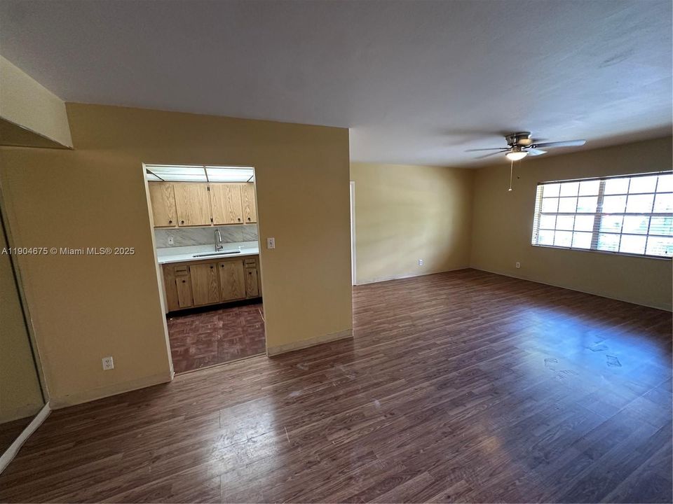 For Sale: $184,000 (2 beds, 2 baths, 936 Square Feet)