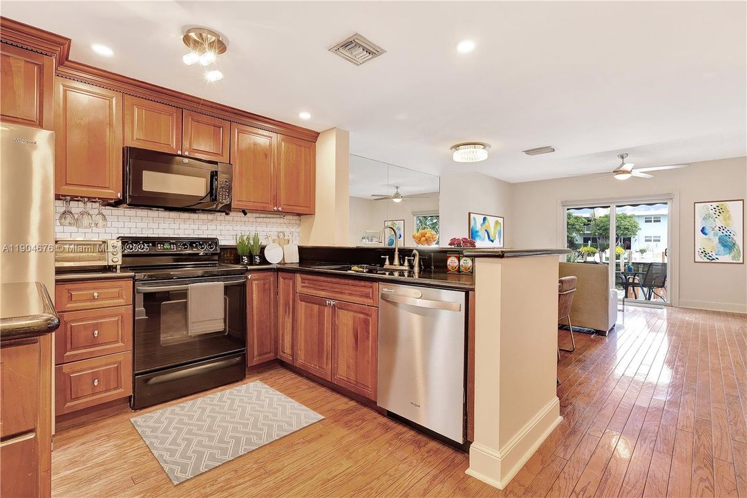 For Sale: $429,900 (2 beds, 2 baths, 1008 Square Feet)