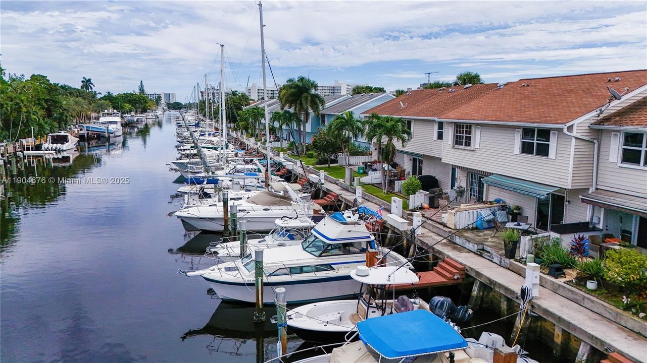 For Sale: $429,900 (2 beds, 2 baths, 1008 Square Feet)