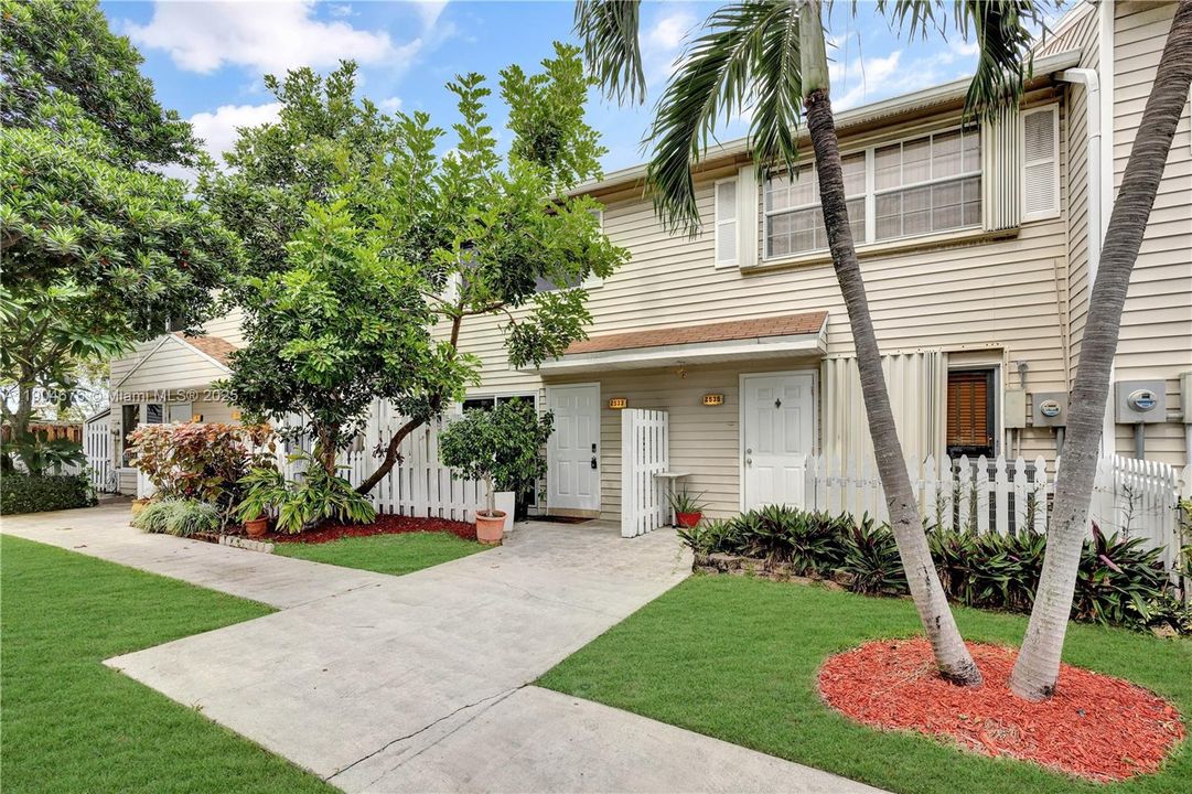 For Sale: $429,900 (2 beds, 2 baths, 1008 Square Feet)