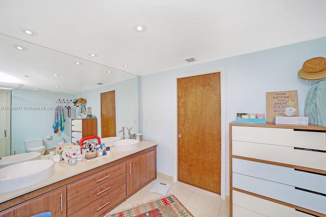 For Rent: $6,950 (3 beds, 2 baths, 2040 Square Feet)