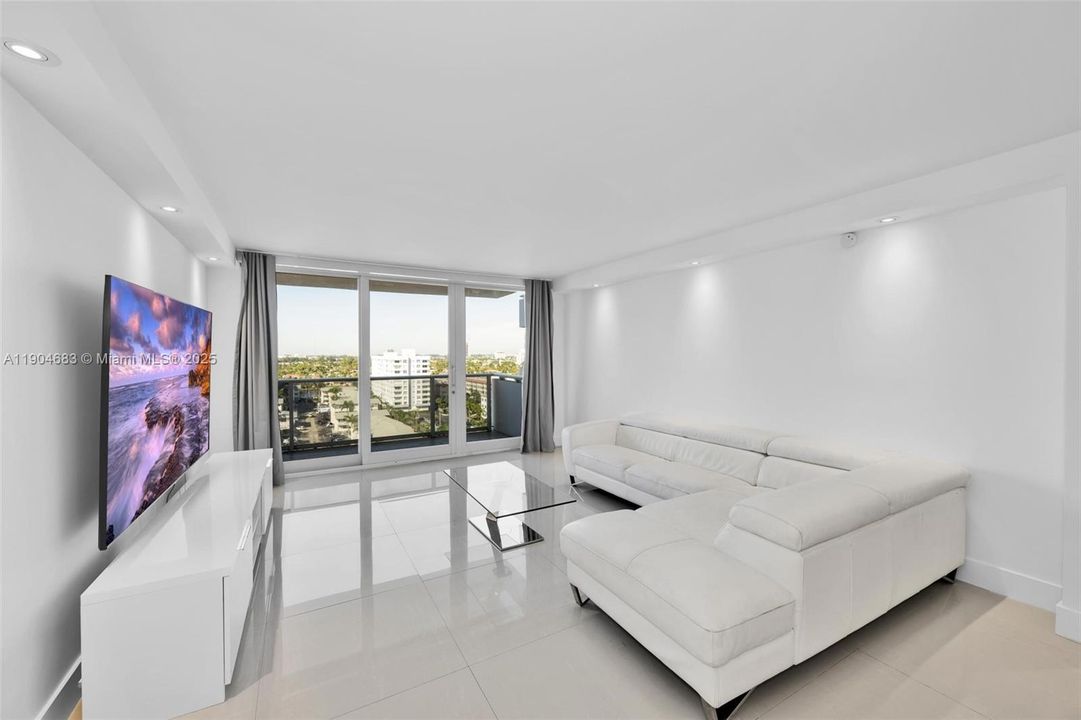 For Sale: $589,000 (2 beds, 2 baths, 1100 Square Feet)