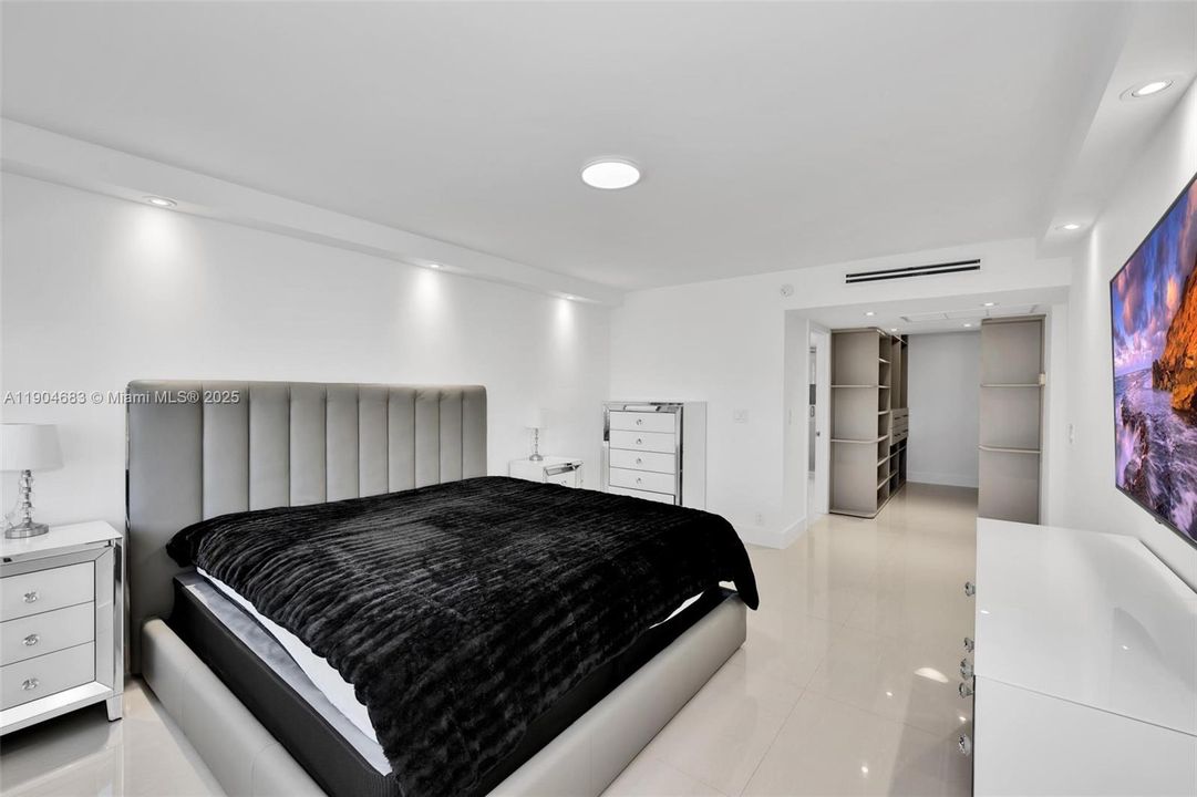 For Sale: $589,000 (2 beds, 2 baths, 1100 Square Feet)