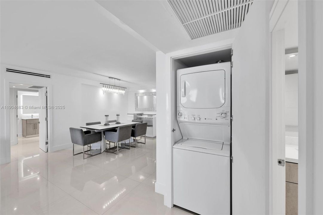 For Sale: $589,000 (2 beds, 2 baths, 1100 Square Feet)