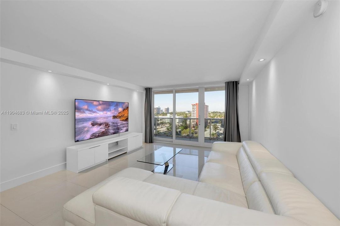 For Sale: $589,000 (2 beds, 2 baths, 1100 Square Feet)