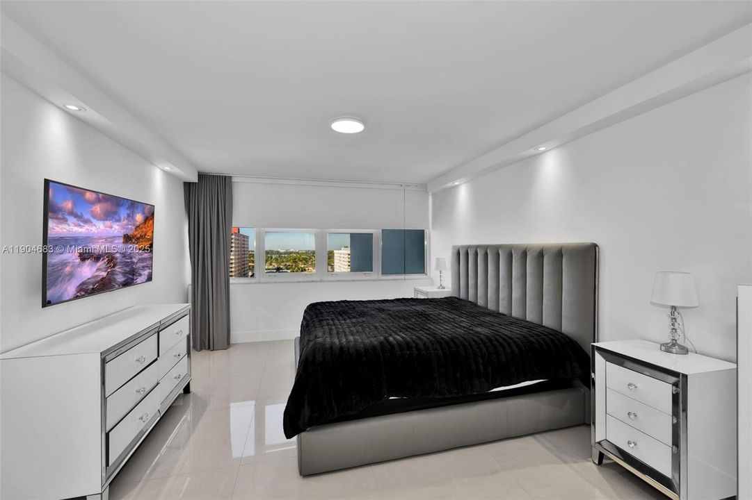 For Sale: $589,000 (2 beds, 2 baths, 1100 Square Feet)