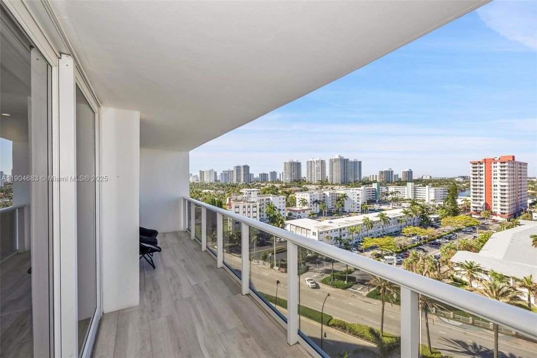 For Sale: $589,000 (2 beds, 2 baths, 1100 Square Feet)