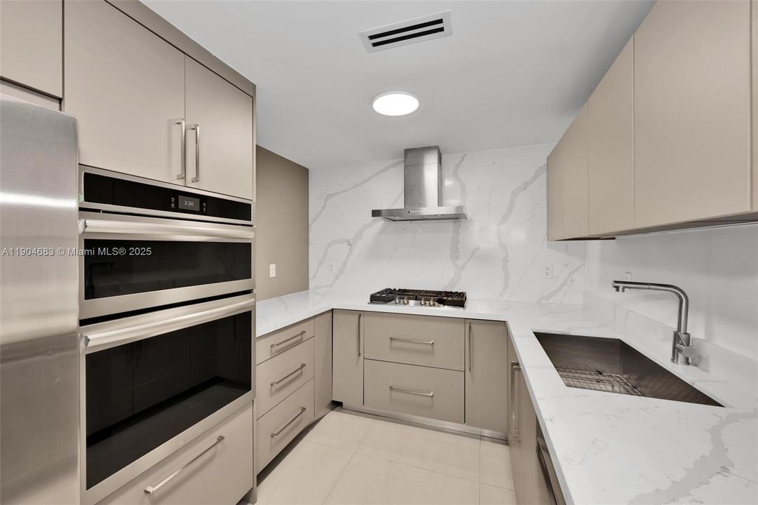 For Sale: $589,000 (2 beds, 2 baths, 1100 Square Feet)