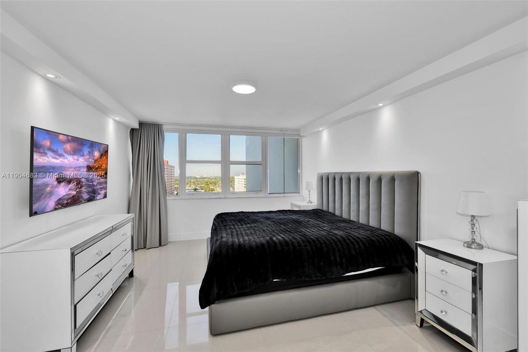 For Sale: $589,000 (2 beds, 2 baths, 1100 Square Feet)