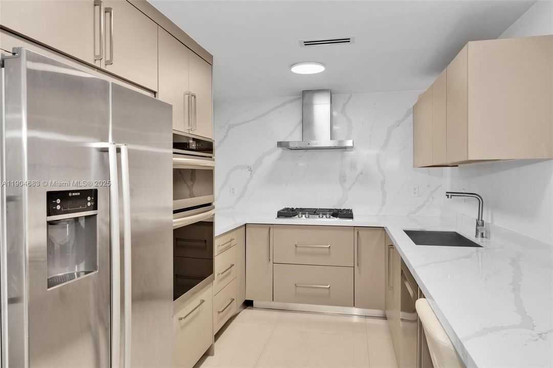 For Sale: $589,000 (2 beds, 2 baths, 1100 Square Feet)