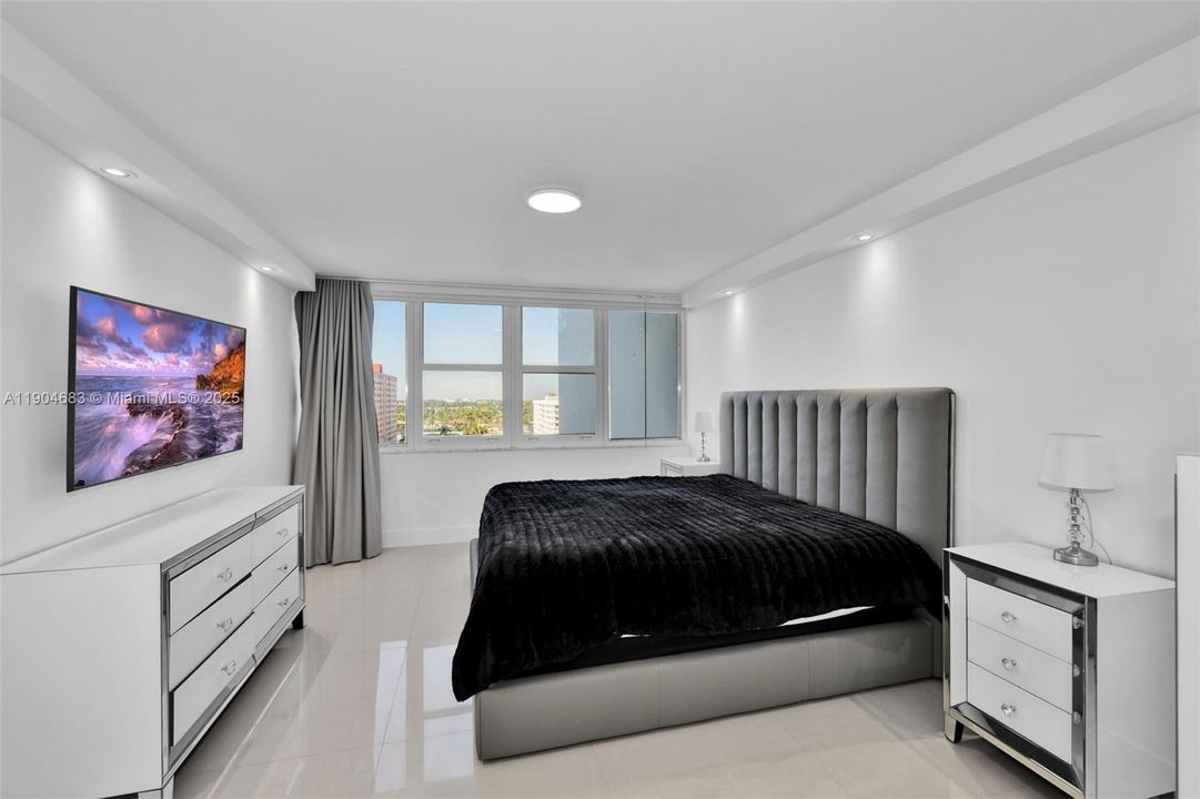 For Sale: $589,000 (2 beds, 2 baths, 1100 Square Feet)