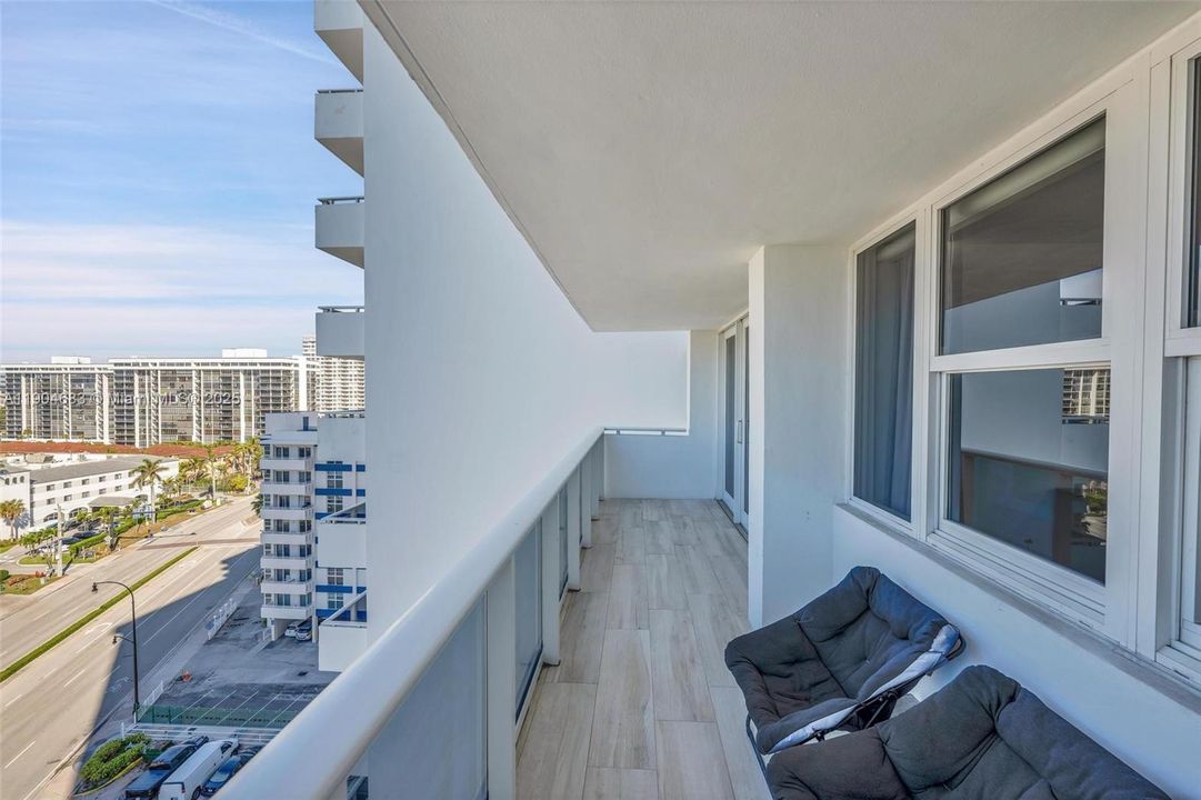 For Sale: $589,000 (2 beds, 2 baths, 1100 Square Feet)