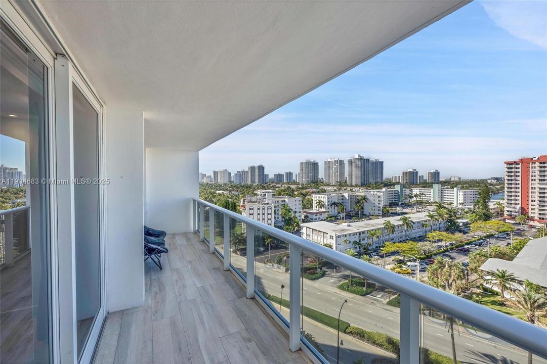 For Sale: $589,000 (2 beds, 2 baths, 1100 Square Feet)