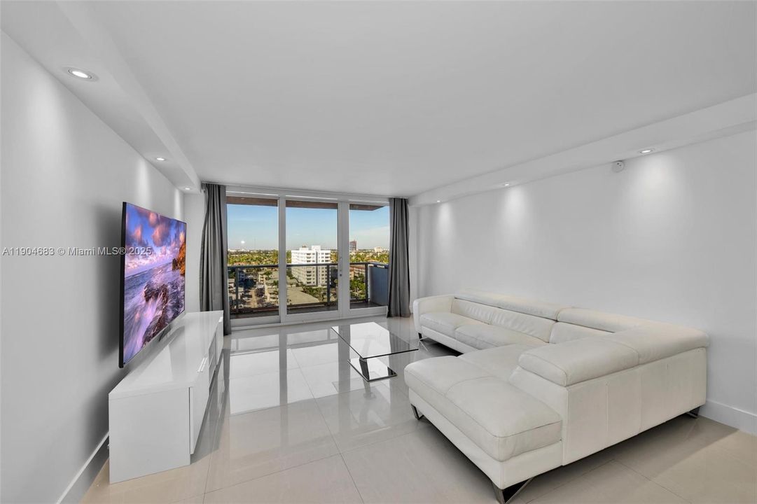 For Sale: $589,000 (2 beds, 2 baths, 1100 Square Feet)