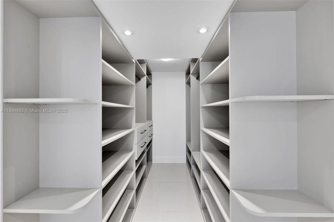 For Sale: $589,000 (2 beds, 2 baths, 1100 Square Feet)