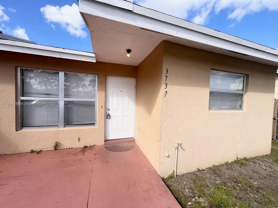 For Rent: $2,350 (3 beds, 2 baths, 1110 Square Feet)