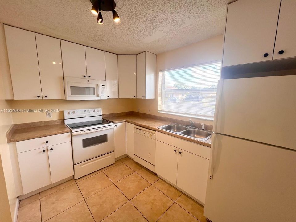 For Rent: $2,350 (3 beds, 2 baths, 1110 Square Feet)