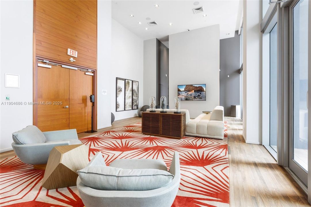 For Sale: $1,025,000 (2 beds, 2 baths, 997 Square Feet)