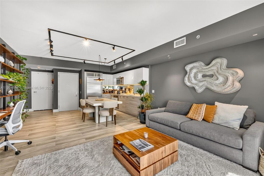 For Sale: $1,025,000 (2 beds, 2 baths, 997 Square Feet)