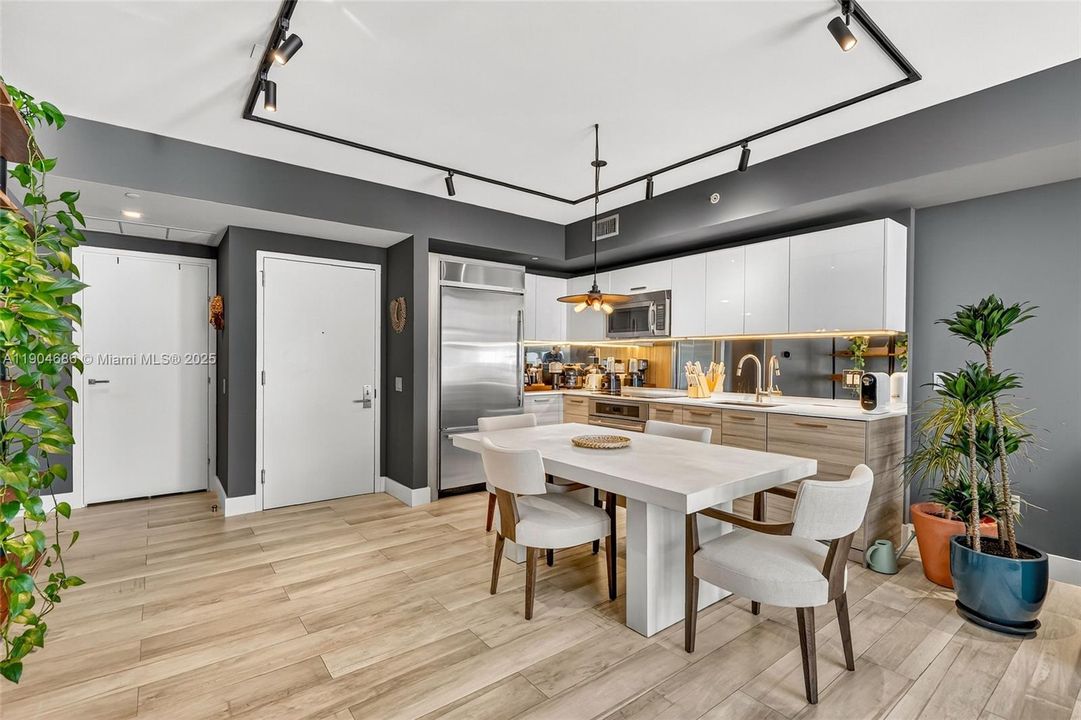 For Sale: $1,025,000 (2 beds, 2 baths, 997 Square Feet)