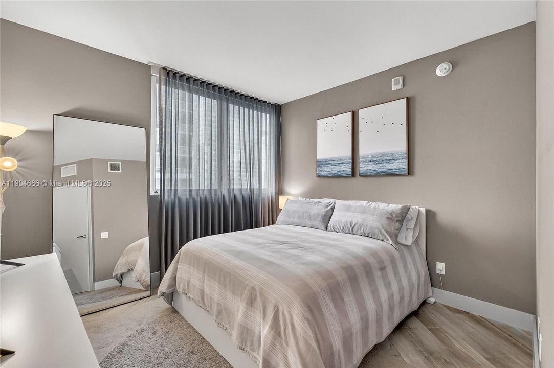 For Sale: $1,025,000 (2 beds, 2 baths, 997 Square Feet)