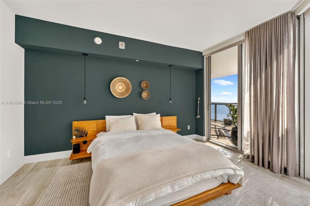 For Sale: $1,025,000 (2 beds, 2 baths, 997 Square Feet)