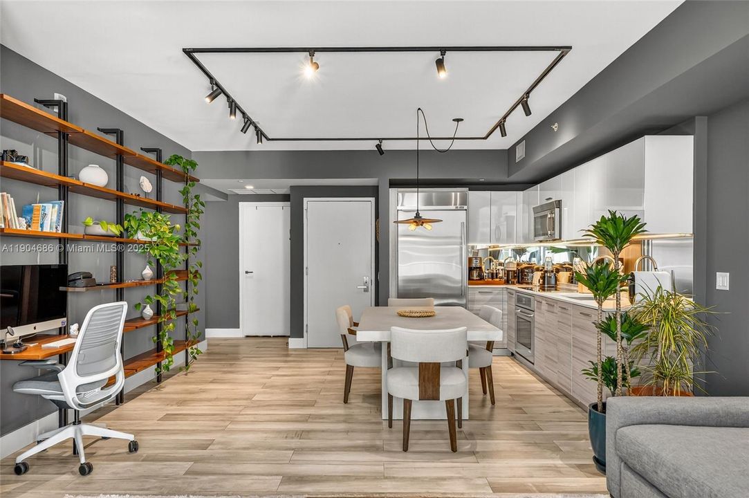 For Sale: $1,025,000 (2 beds, 2 baths, 997 Square Feet)