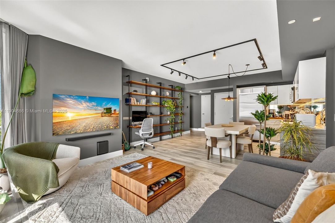 For Sale: $1,025,000 (2 beds, 2 baths, 997 Square Feet)