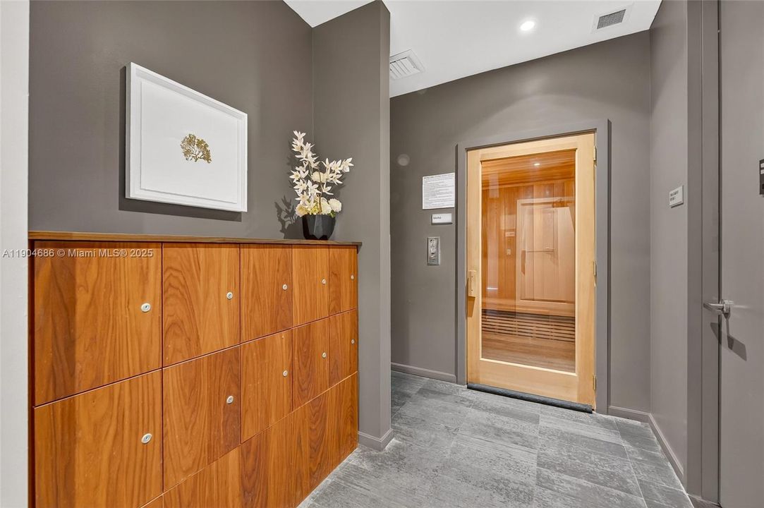 For Sale: $1,025,000 (2 beds, 2 baths, 997 Square Feet)