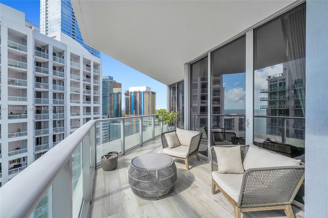 For Sale: $1,025,000 (2 beds, 2 baths, 997 Square Feet)