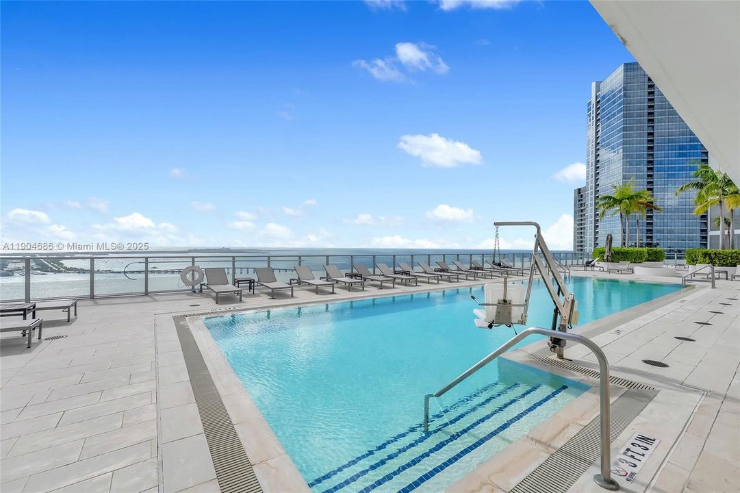 For Sale: $1,025,000 (2 beds, 2 baths, 997 Square Feet)