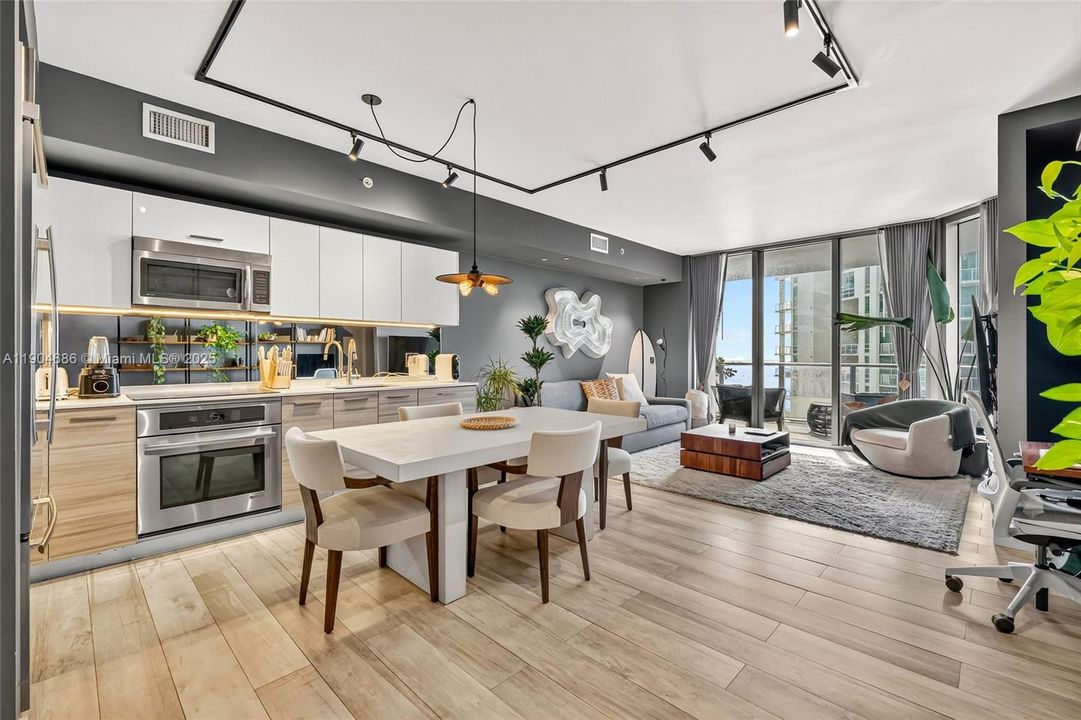 For Sale: $1,025,000 (2 beds, 2 baths, 997 Square Feet)