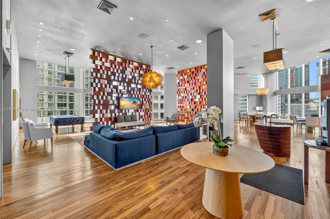 For Sale: $1,025,000 (2 beds, 2 baths, 997 Square Feet)