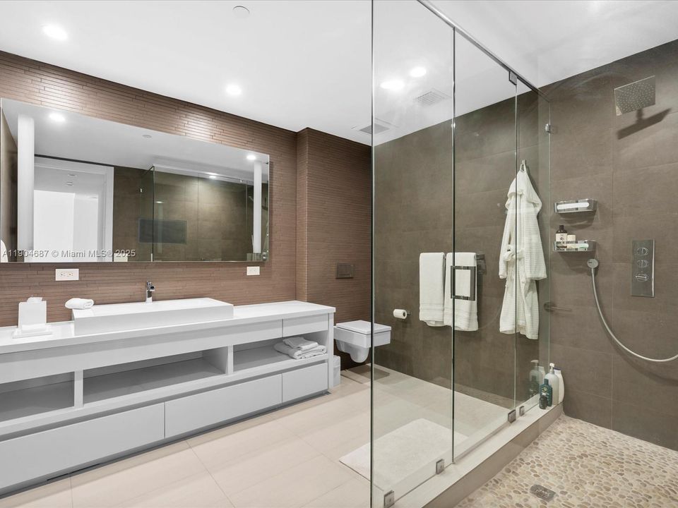 For Rent: $30,000 (3 beds, 3 baths, 4470 Square Feet)