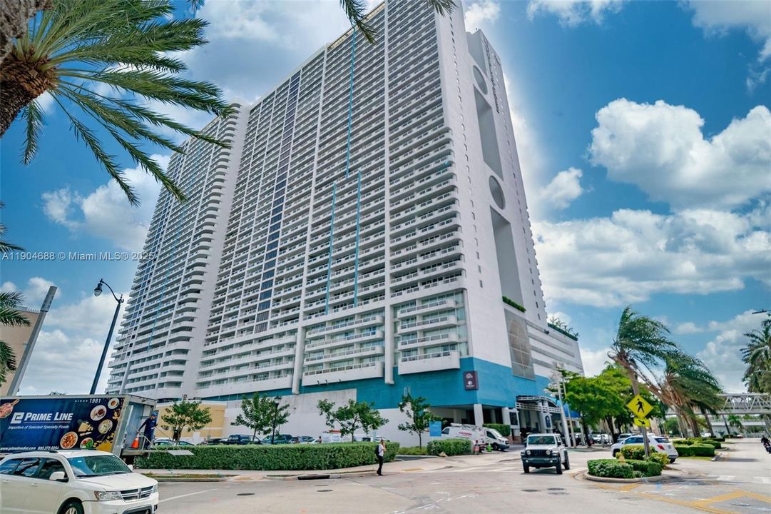 Active With Contract: $4,950 (2 beds, 2 baths, 1398 Square Feet)
