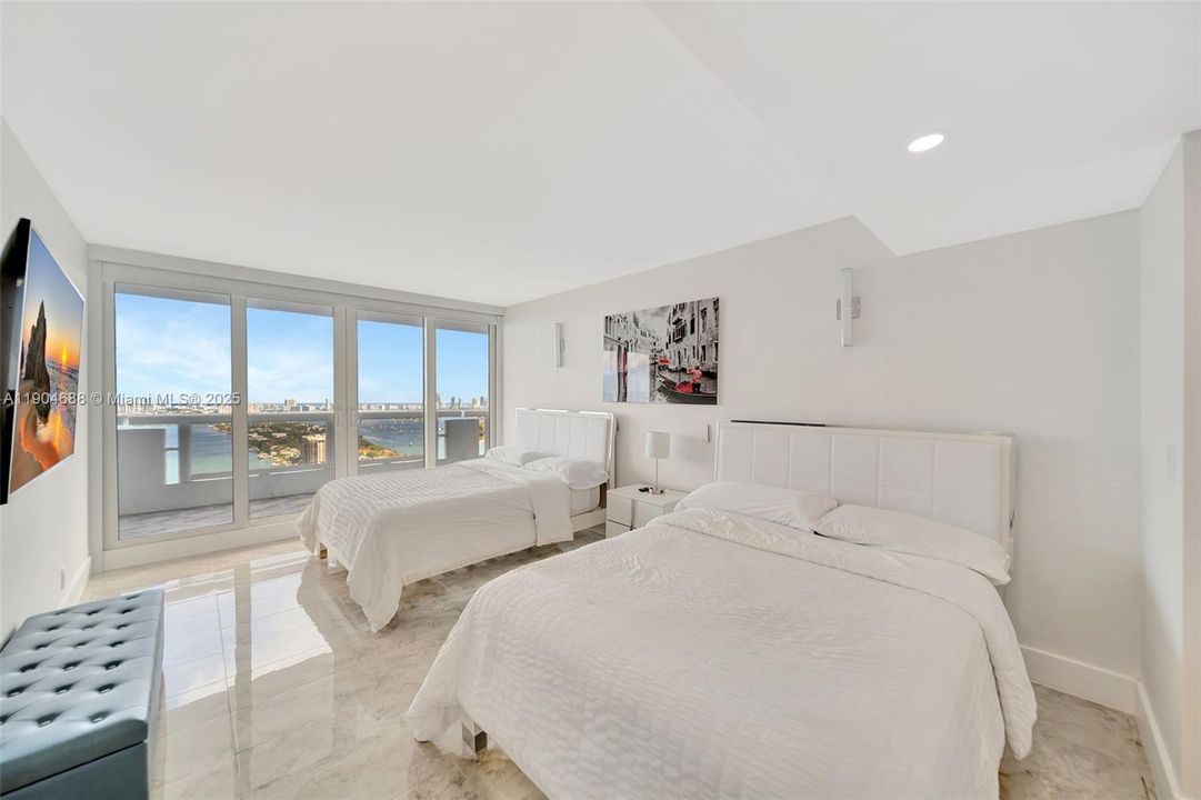 Active With Contract: $4,950 (2 beds, 2 baths, 1398 Square Feet)