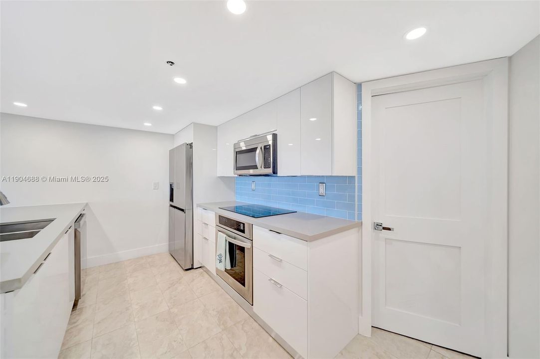 Active With Contract: $4,950 (2 beds, 2 baths, 1398 Square Feet)