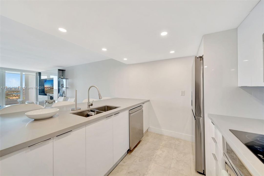 Active With Contract: $4,950 (2 beds, 2 baths, 1398 Square Feet)