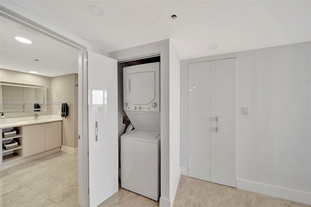 Active With Contract: $4,950 (2 beds, 2 baths, 1398 Square Feet)