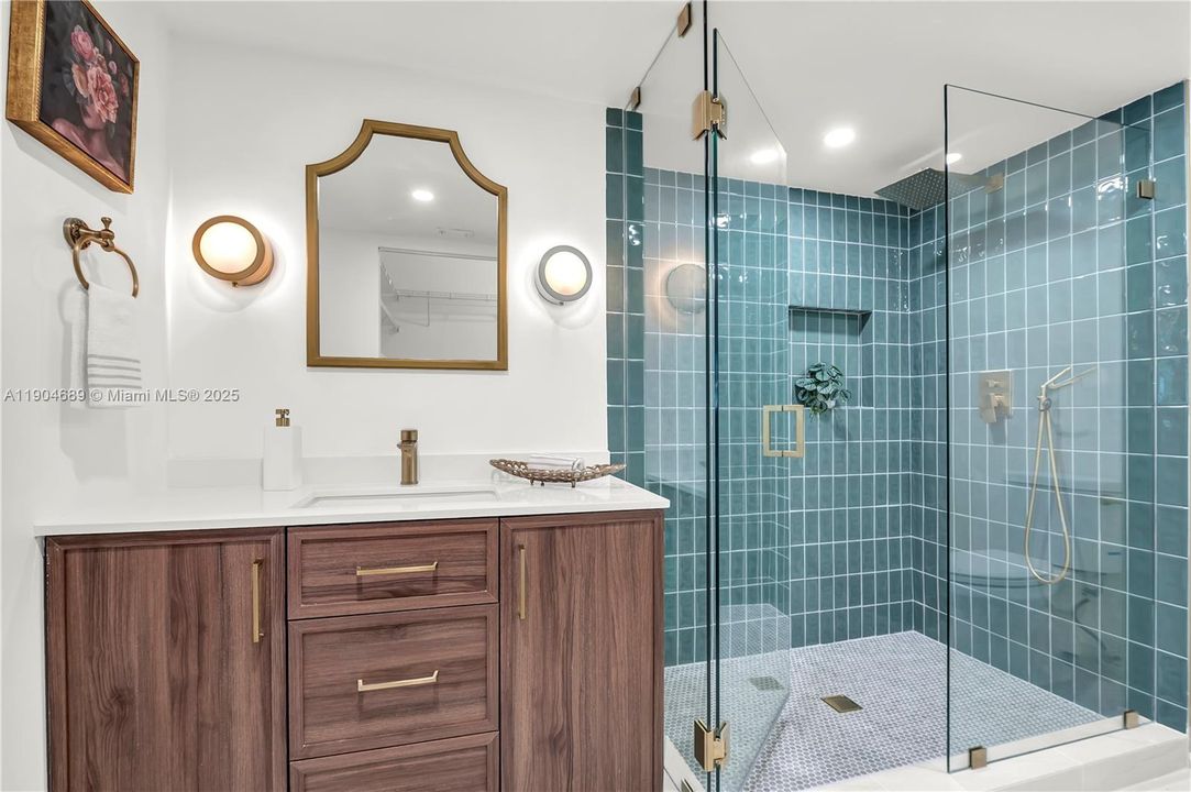 Activo con contrato: $260,000 (2 camas, 2 baños, 1207 Pies cuadrados)