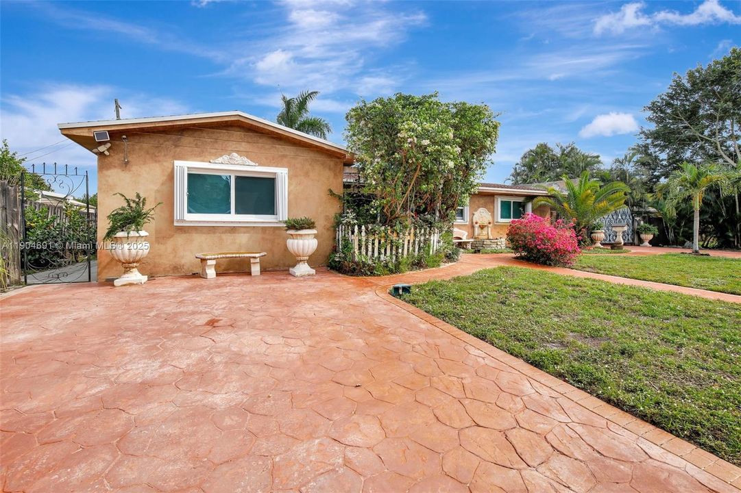 For Sale: $659,900 (4 beds, 2 baths, 2131 Square Feet)