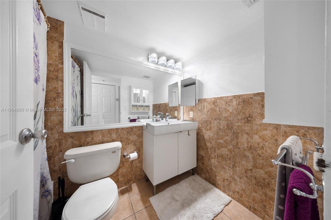 For Sale: $375,000 (2 beds, 2 baths, 1030 Square Feet)