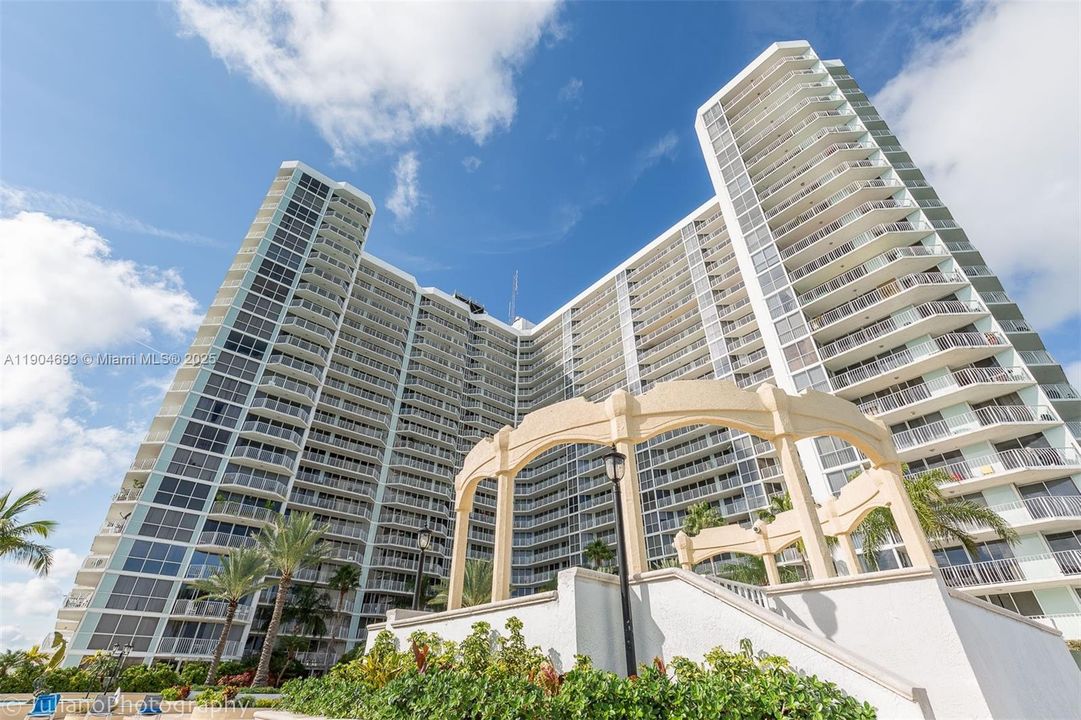 For Sale: $375,000 (2 beds, 2 baths, 1030 Square Feet)