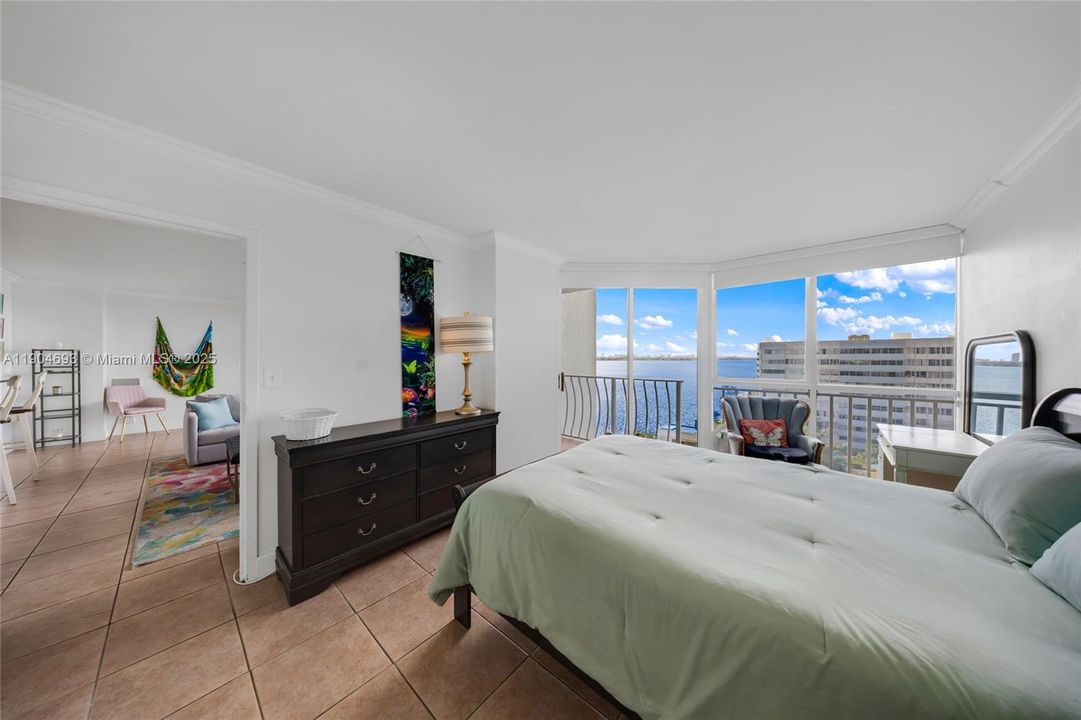For Sale: $375,000 (2 beds, 2 baths, 1030 Square Feet)