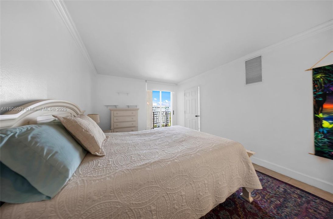 For Sale: $375,000 (2 beds, 2 baths, 1030 Square Feet)