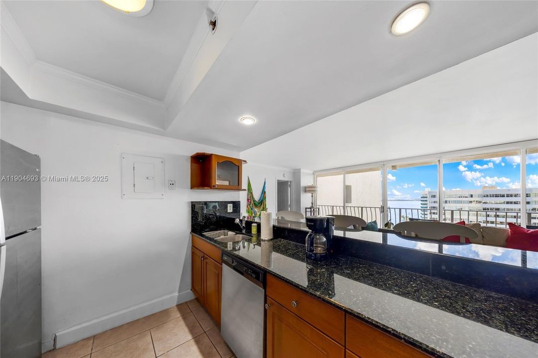For Sale: $375,000 (2 beds, 2 baths, 1030 Square Feet)