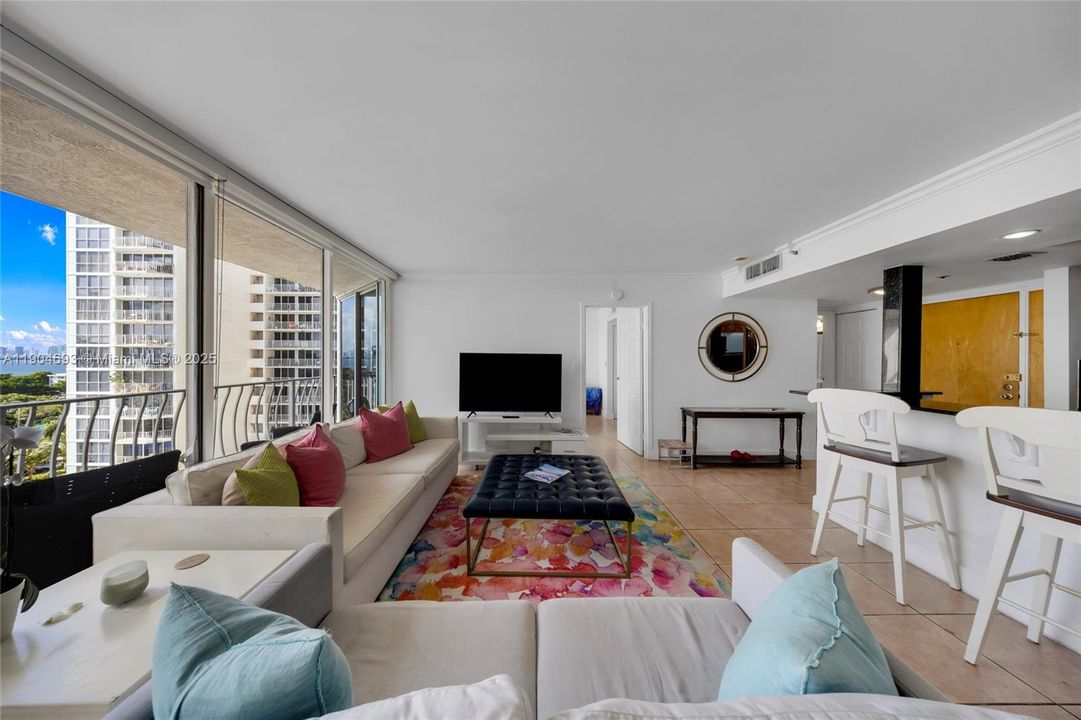 For Sale: $375,000 (2 beds, 2 baths, 1030 Square Feet)