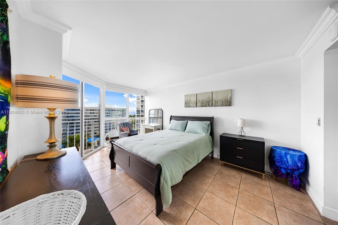 For Sale: $375,000 (2 beds, 2 baths, 1030 Square Feet)